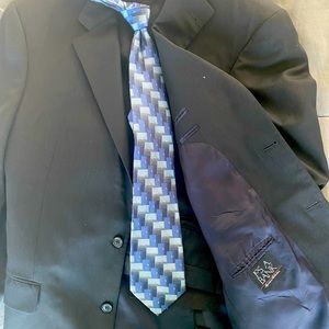 Mens suit Jos. A Bank, tailored with tie. 42L, 34 inseam, 36 waist.